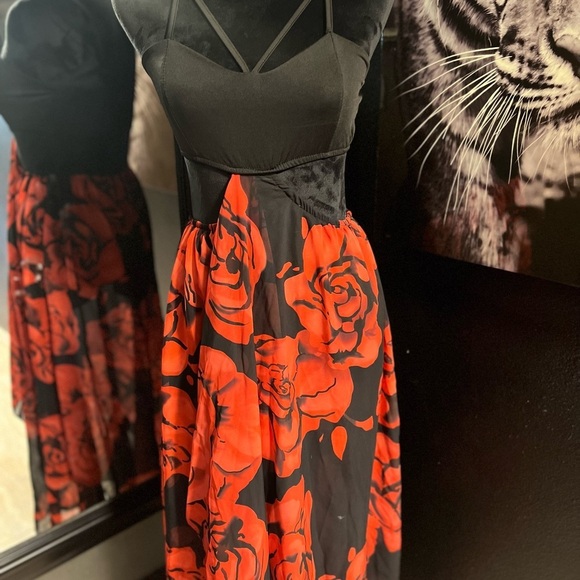 ❤️🖤NWOT-SEXY BLACK WITH RED ROSES DRESS WITH OPEN SIDES SZ M ❤️🖤 - Picture 2 of 9